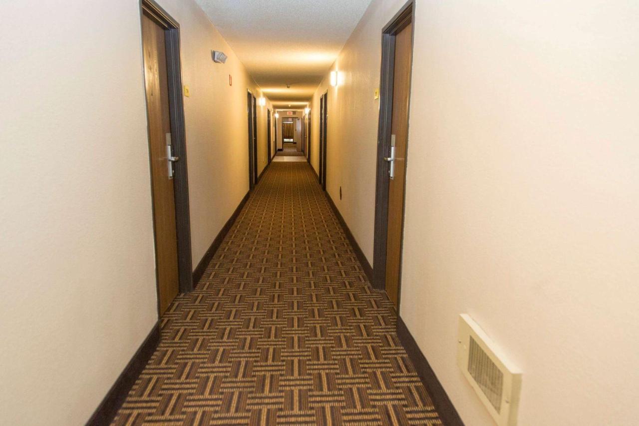Super 8 By Wyndham Concordia Hotel Luaran gambar