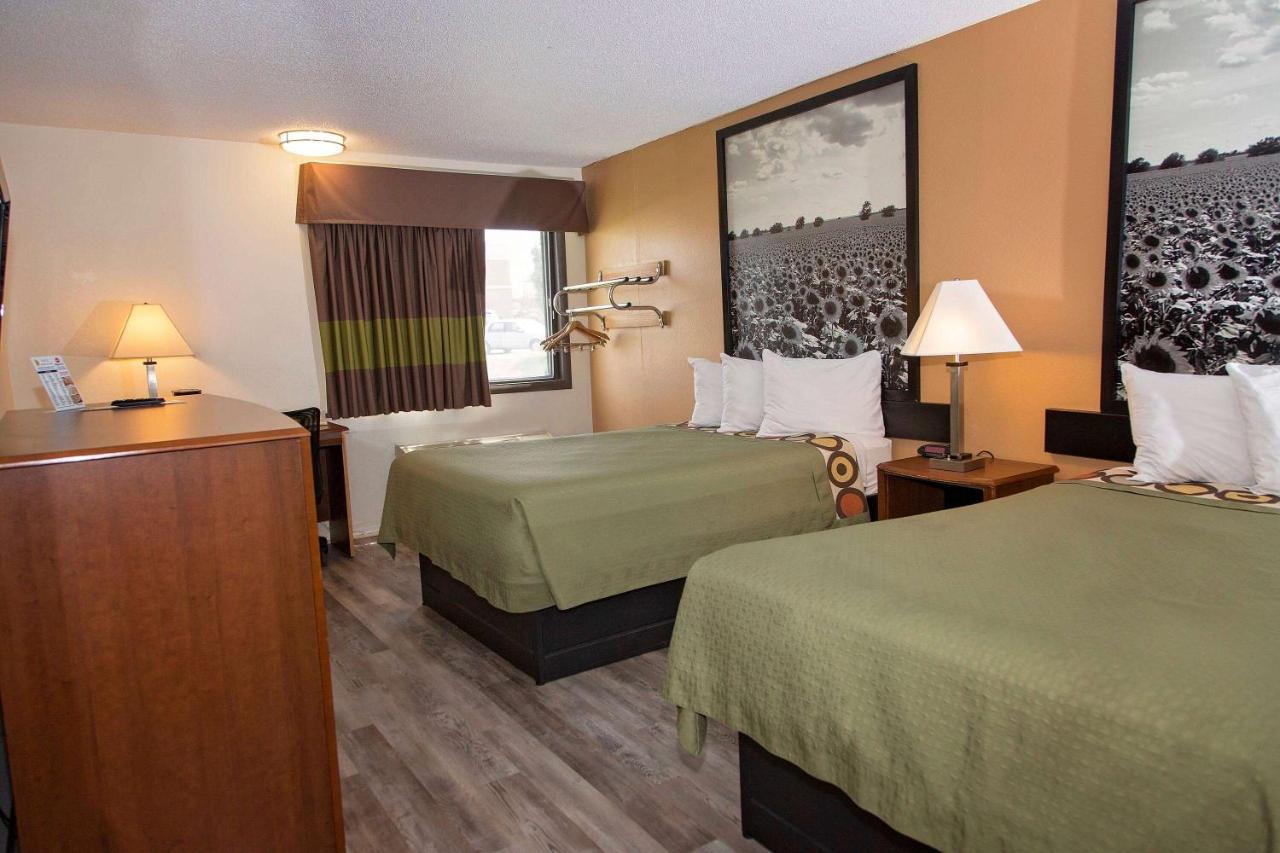 Super 8 By Wyndham Concordia Hotel Luaran gambar